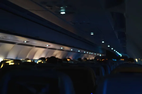 Binnenkant Van Het Vliegtuig Met Passagiers Tijdens Nachtvlucht Stockfoto