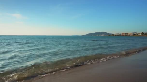 Παραλία Στην Ελλάδα Καθαρά Νερά Και Καθαρή Άμμο — Αρχείο Βίντεο