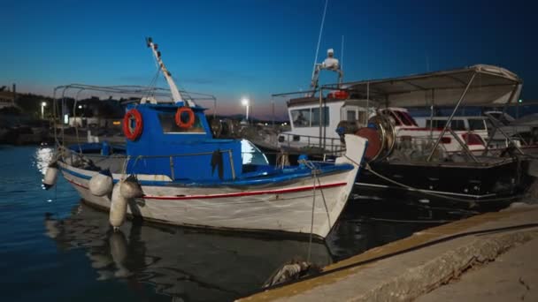 Geceleyin Iskeleye Demirlemiş Balıkçı Tekneleri — Stok video