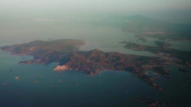 ギリシャのサラミス島の飛行機からの眺め — ストック動画