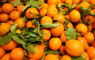 Şehir pazarında bir sürü çevre dostu portakal var..