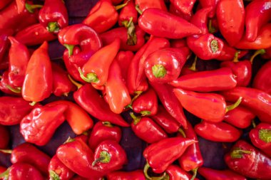 Şehir pazarında bir sürü organik yetişmiş kırmızı biber var..