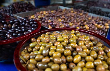 Markette taze Marine zeytin.