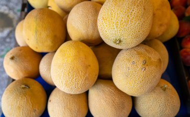 Şehir pazarında bir sürü tatlı kavun var..