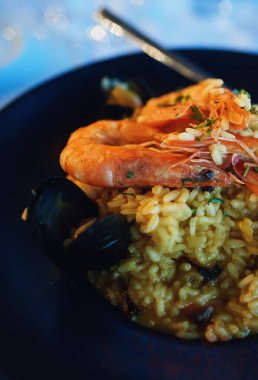 Deniz ürünleri. Restorandaki bir masada deniz mahsullü risotto..