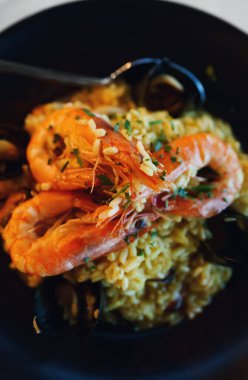 Deniz ürünleri. Restorandaki bir masada deniz mahsullü risotto..