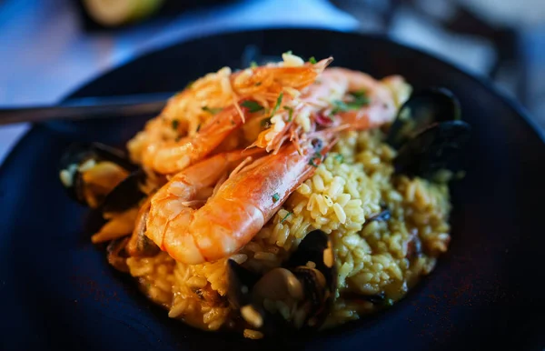 Deniz ürünleri. Restorandaki bir masada deniz mahsullü risotto..