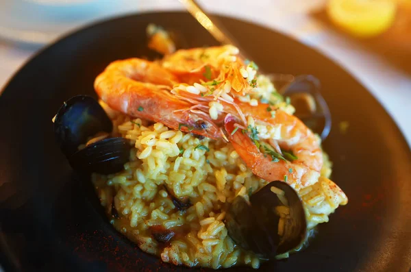 Meeresfrüchte Risotto Mit Meeresfrüchten Auf Einem Tisch Restaurant lizenzfreie Stockfotos