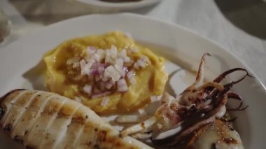 Izgara kalamar leşi ve patates püresi..