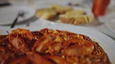 Geleneksel Yunan fırınında karides, peynirli saganaki ve domates..