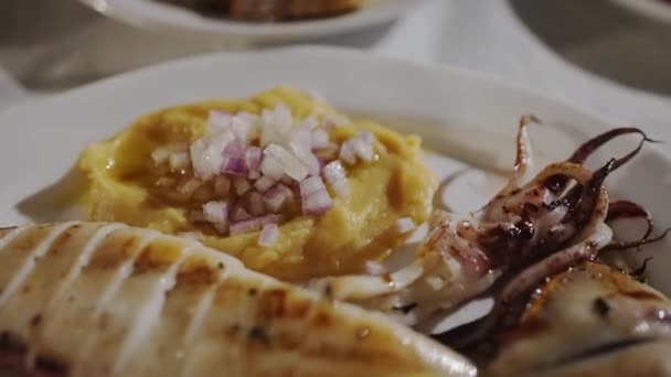 Carcasa Calamar Parrilla Con Puré Patatas — Vídeos de Stock