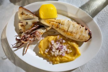 Izgara kalamar leşi ve patates püresi..