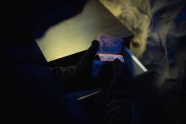 Hırsız komodinden para çalıyor..