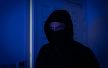 Hırsız daireye ön kapıdan giriyor..