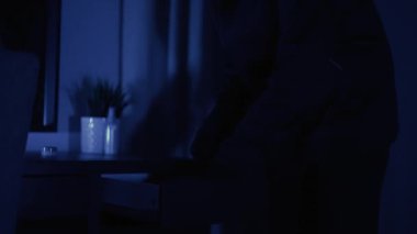 Kadın hırsız komodinden para çalıyor..