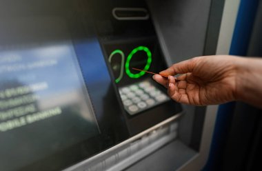 Kadın ATM 'den para çekmiş..