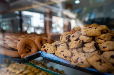 Çikolata parçalı kurabiyeler vitrinde sergileniyor.