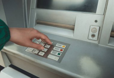 Kadın ATM 'den güvenlik kodu giriyor..