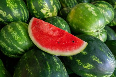 Şehir pazarında bir sürü karpuz var..