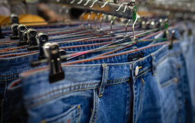 Giysi mağazasında kot pantolon ile doldur..