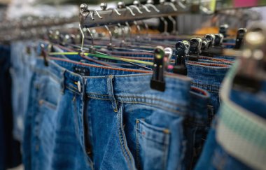 Giysi mağazasında kot pantolon ile doldur..