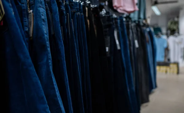 Cremalheira Com Jeans Loja Roupas — Fotografia de Stock