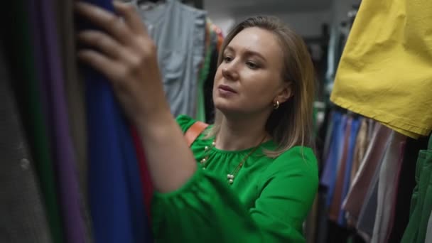 Жінка Вибирає Одяг Магазині Розетки — стокове відео