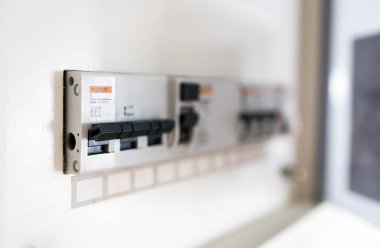 Sigorta kartı üzerindeki anahtarların yakın çekim görünümü.