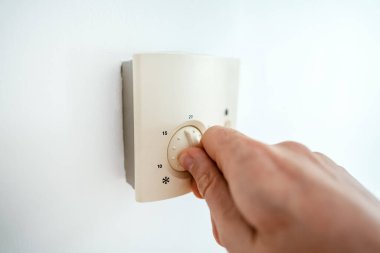 Adam tasarruf etmek için termostatı kıstı.