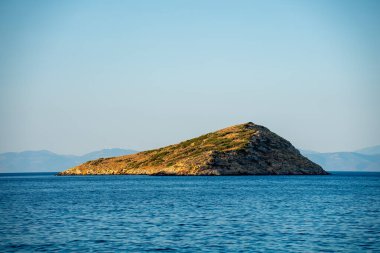 Akdeniz 'de küçük bir ada.