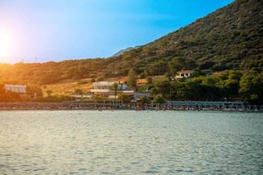 Yunanistan 'ın Porto Rafti kentinde popüler Avlaki plajı.