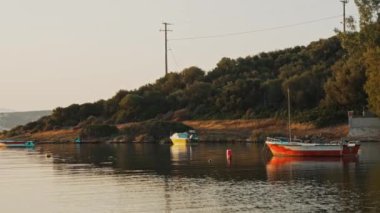 Gün batımında denizde eski bir balıkçı teknesi.