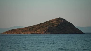 Akdeniz 'de küçük bir ada.