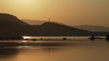 Yunanistan 'ın Porto Rafti denizinde gün batımı.