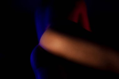 Neon ışıkları altında güzel bir kadın vücudu..