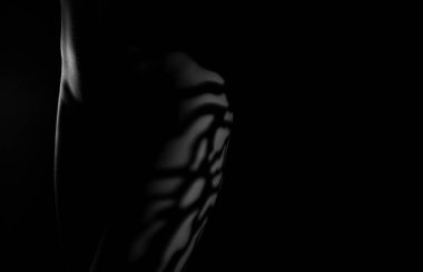 Bir kadının ince çıplak vücudunda ışık. Siyah ve beyaz.