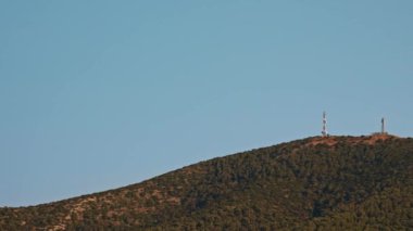 Gün batımında antenler ile iletişim direkleri.