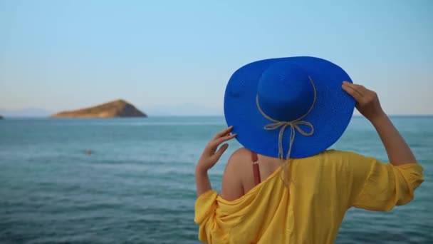 Kvinna Blå Hatt Mot Havet — Stockvideo
