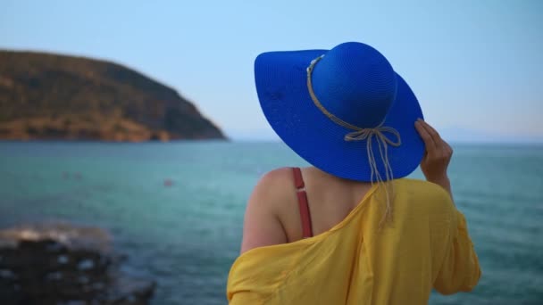Femme Chapeau Bleu Contre Océan — Video