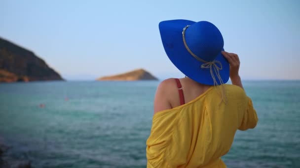 Kobieta Niebieskim Kapeluszu Nad Oceanem — Wideo stockowe
