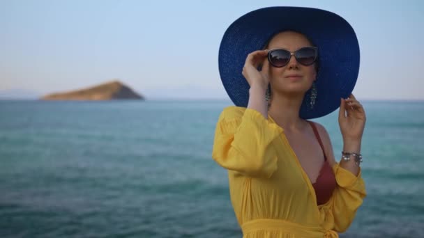 海に対する青い帽子の女性 — ストック動画