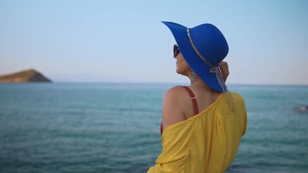 Жінка Блакитному Капелюсі Проти Океану — стокове відео