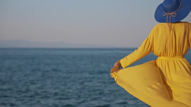Kvinna Gul Klänning Mot Havet — Stockvideo