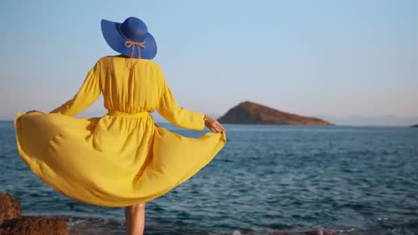 穿着黄色衣服的女人面对大海 — 图库视频影像