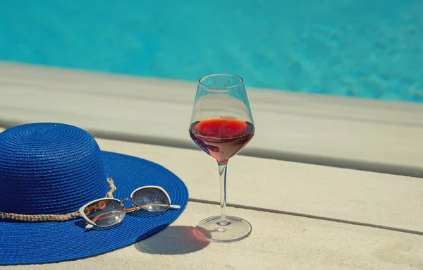 Sombrero Verano Gafas Sol Copa Vino Frente Piscina Concepto Vacaciones Fotos De Stock Sin Royalties Gratis
