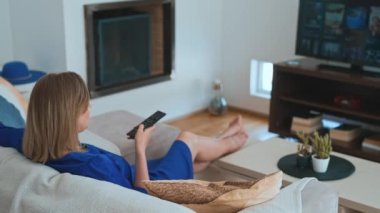 Kadın evdeki Smart TV 'sinden içeriği izliyor..