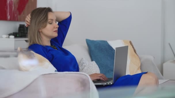Kobieta Freelancer Laptopem Pracuje Domu — Wideo stockowe