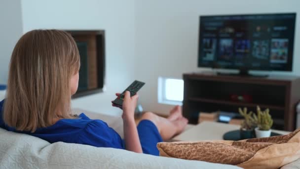 Kobieta Ogląda Treści Telewizorze Smart Domu — Wideo stockowe