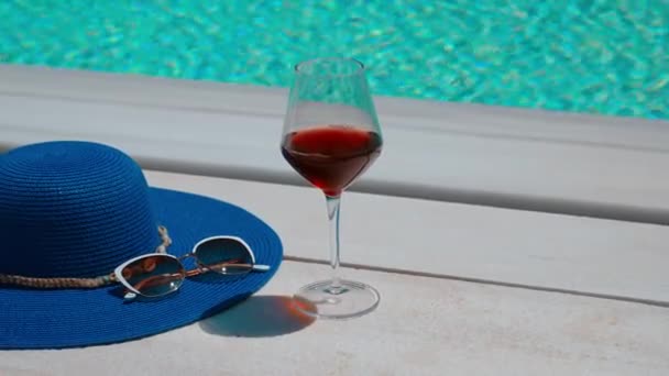 Sommerhut Und Ein Glas Wein Vor Dem Pool Urlaubskonzept — Stockvideo