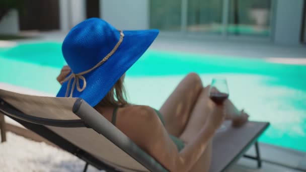 Mulher Com Copo Vinho Relaxa Perto Piscina — Vídeo de Stock